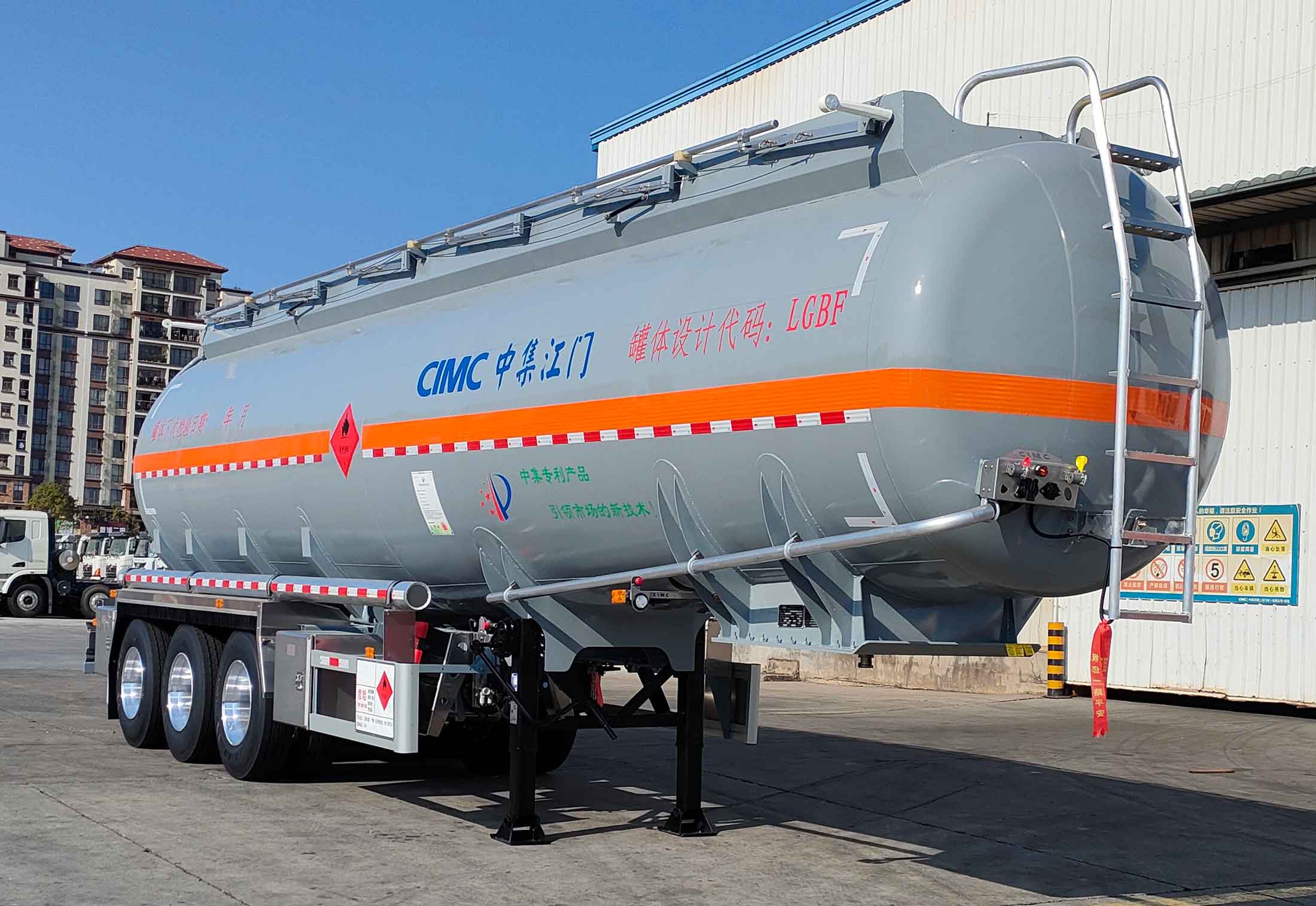 中集牌11.3米31.9吨3轴易燃液体罐式运输半挂车(ZJV9402GRYJM)