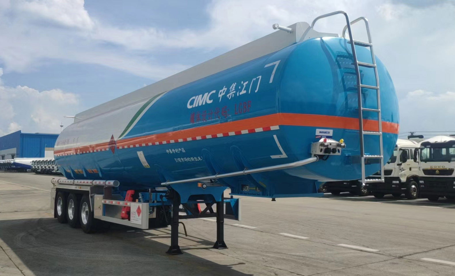 中集牌12.6米33.8吨3轴铝合金易燃液体罐式运输半挂车(ZJV9408GRYJM)
