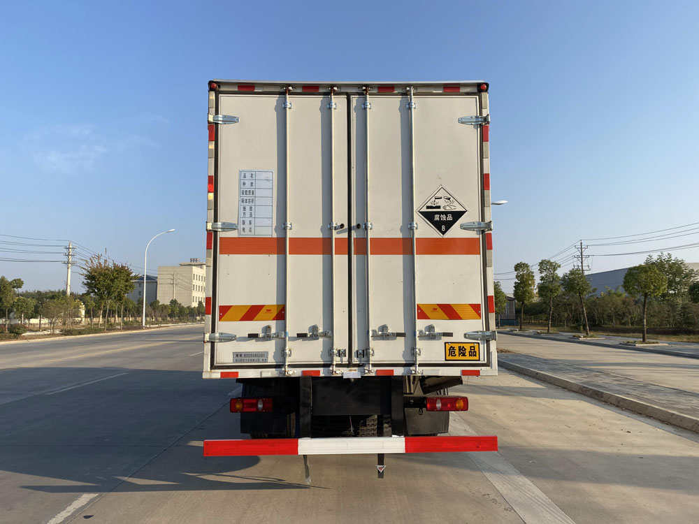 楚勝牌CSC5181XFWD6腐蝕性物品廂式運(yùn)輸車公告圖片