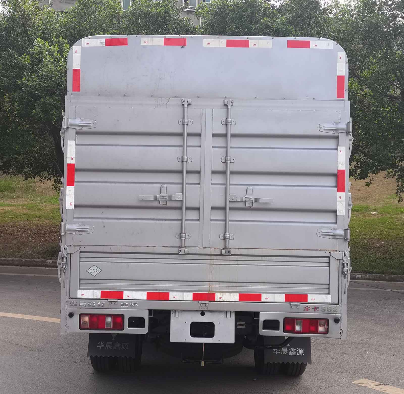 金杯牌JKC5034CCYS6L0CNG倉(cāng)柵式運(yùn)輸車公告圖片