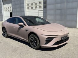 哪吒牌THZ7000BEVS40A型纯电动轿车