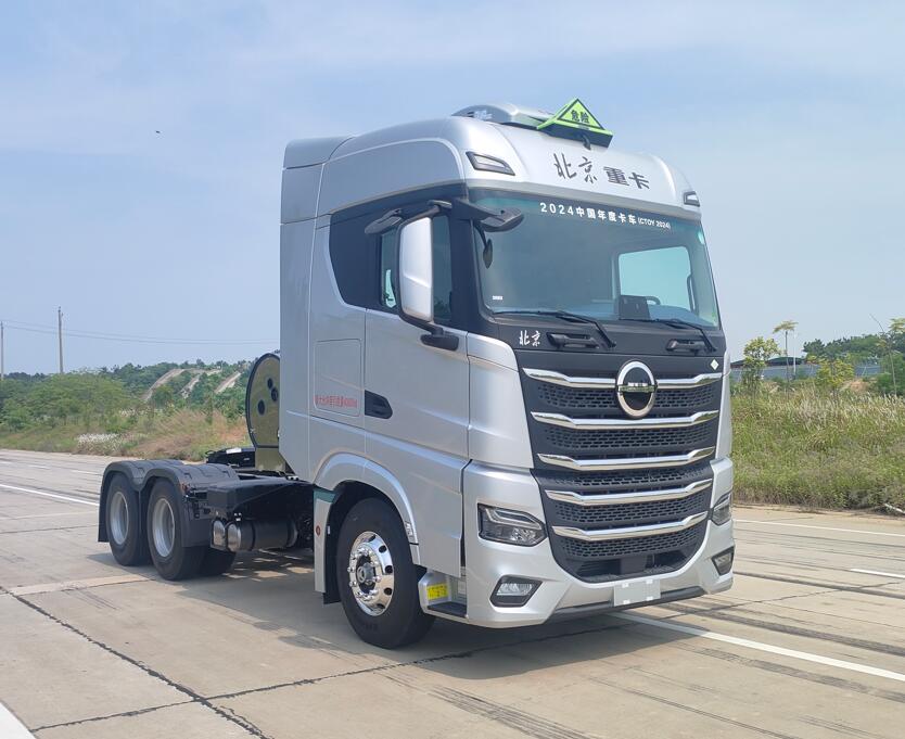 BJ4250G6CP-2 北京牌581马力后双桥,后八轮LNG国六危险品半挂牵引车图片