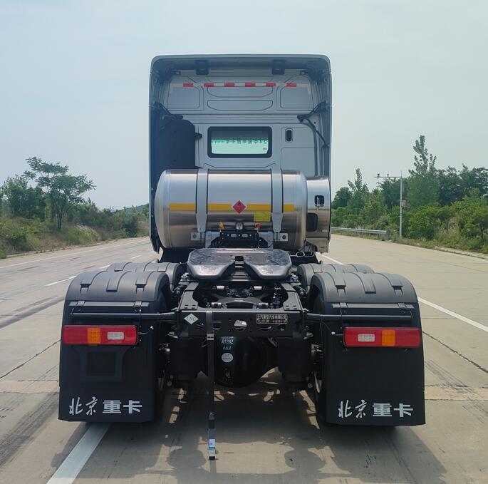 BJ4250G6CP-2 北京牌581马力后双桥,后八轮LNG国六危险品半挂牵引车图片