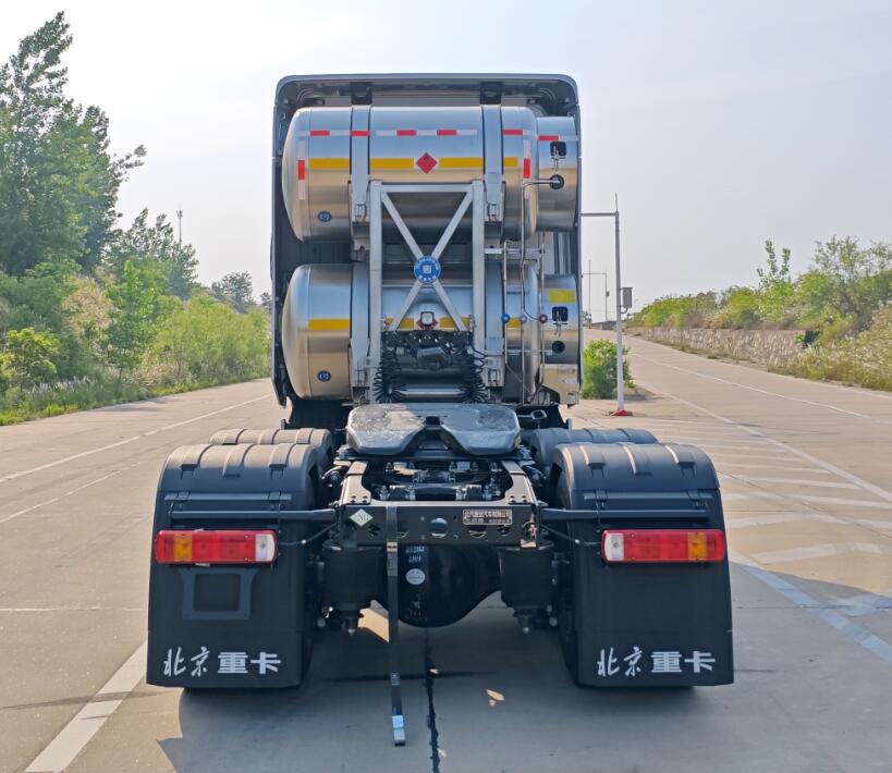 BJ4250G6CP-3 北京牌581马力后双桥,后八轮LNG国六危险品半挂牵引车图片