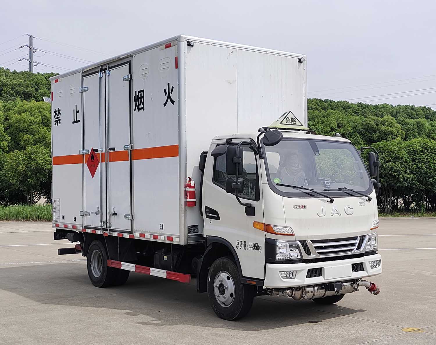 專威牌HTW5040XRYH6易燃液體廂式運(yùn)輸車公告圖片