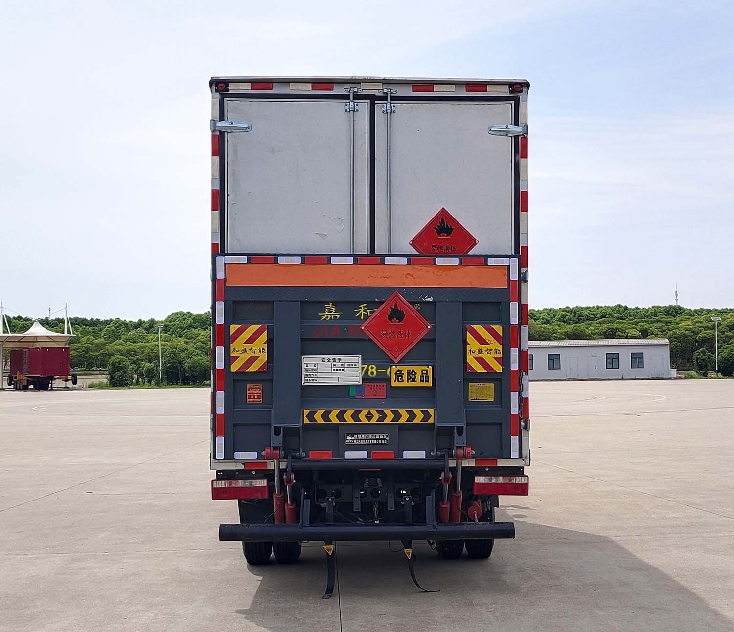 專威牌HTW5040XRYH6易燃液體廂式運(yùn)輸車公告圖片