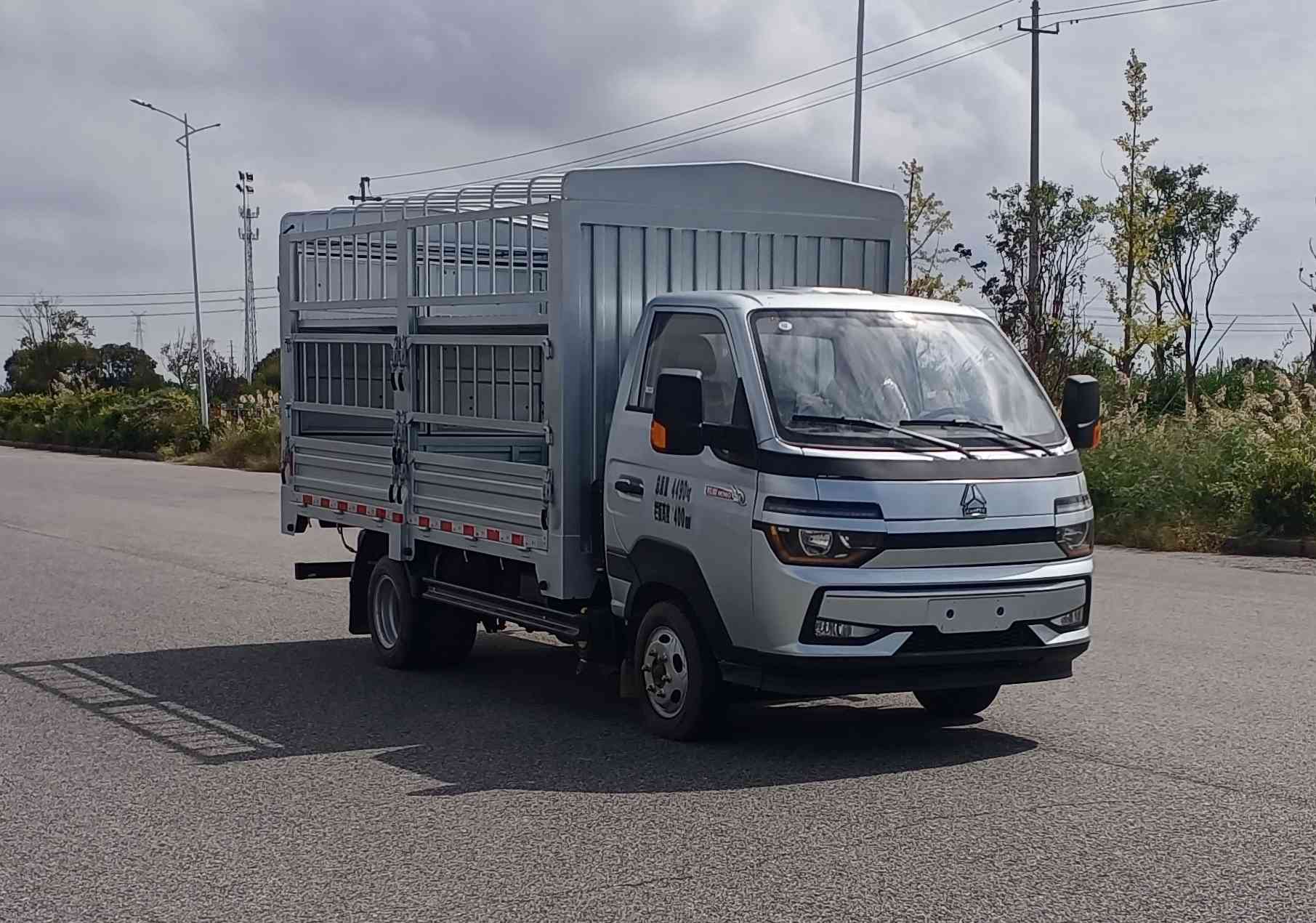 豪沃牌ZZ5047CCYC3111F145仓栅式运输车