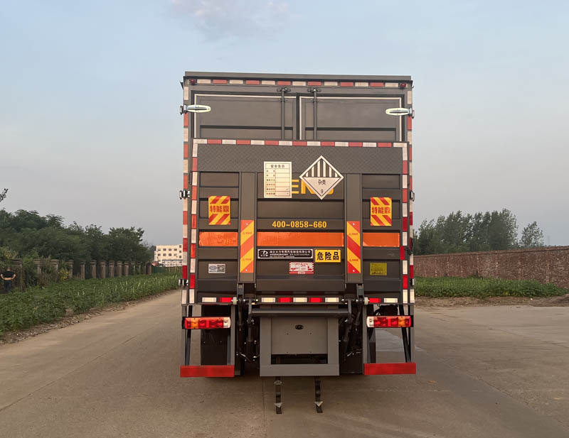 大力牌DLQ5183XZWBJ6雜項(xiàng)危險(xiǎn)物品廂式運(yùn)輸車公告圖片