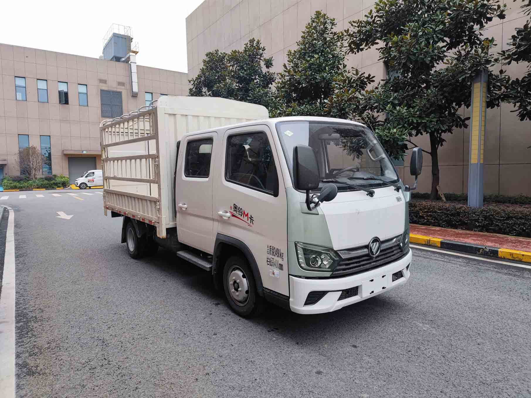 福田牌BJ5031CCY3AC6-AB1仓栅式运输车