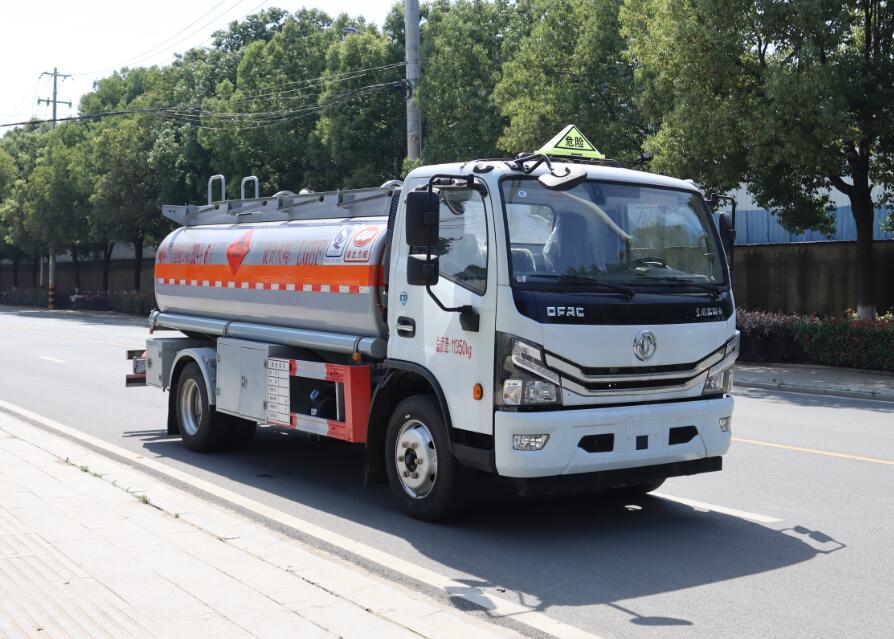 中汽力威牌HLW5120GYYE6A运油车