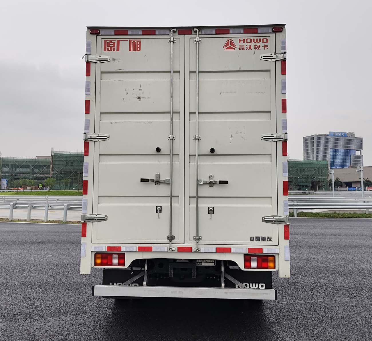 豪沃牌ZZ5047XXYH3414Z146BEVD1純電動(dòng)廂式運(yùn)輸車(chē)公告圖片