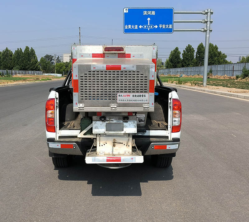 路太牌LTZ5037TCXBEV純電動(dòng)除雪車公告圖片