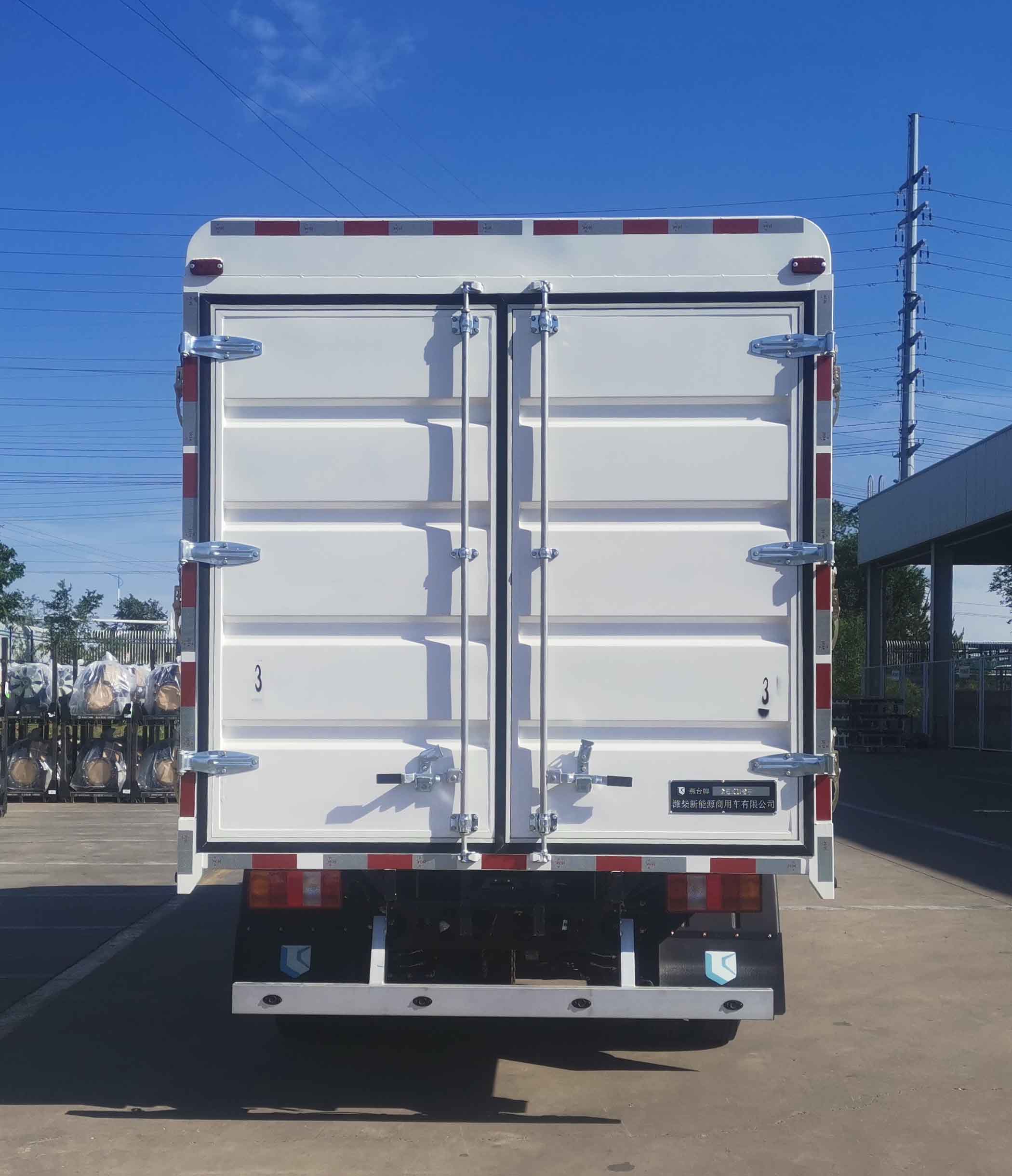 燕臺(tái)牌YTQ5042CCYKEEV346A純電動(dòng)倉(cāng)柵式運(yùn)輸車(chē)公告圖片