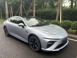 哪吒牌THZ7000BEVS40B型纯电动轿车