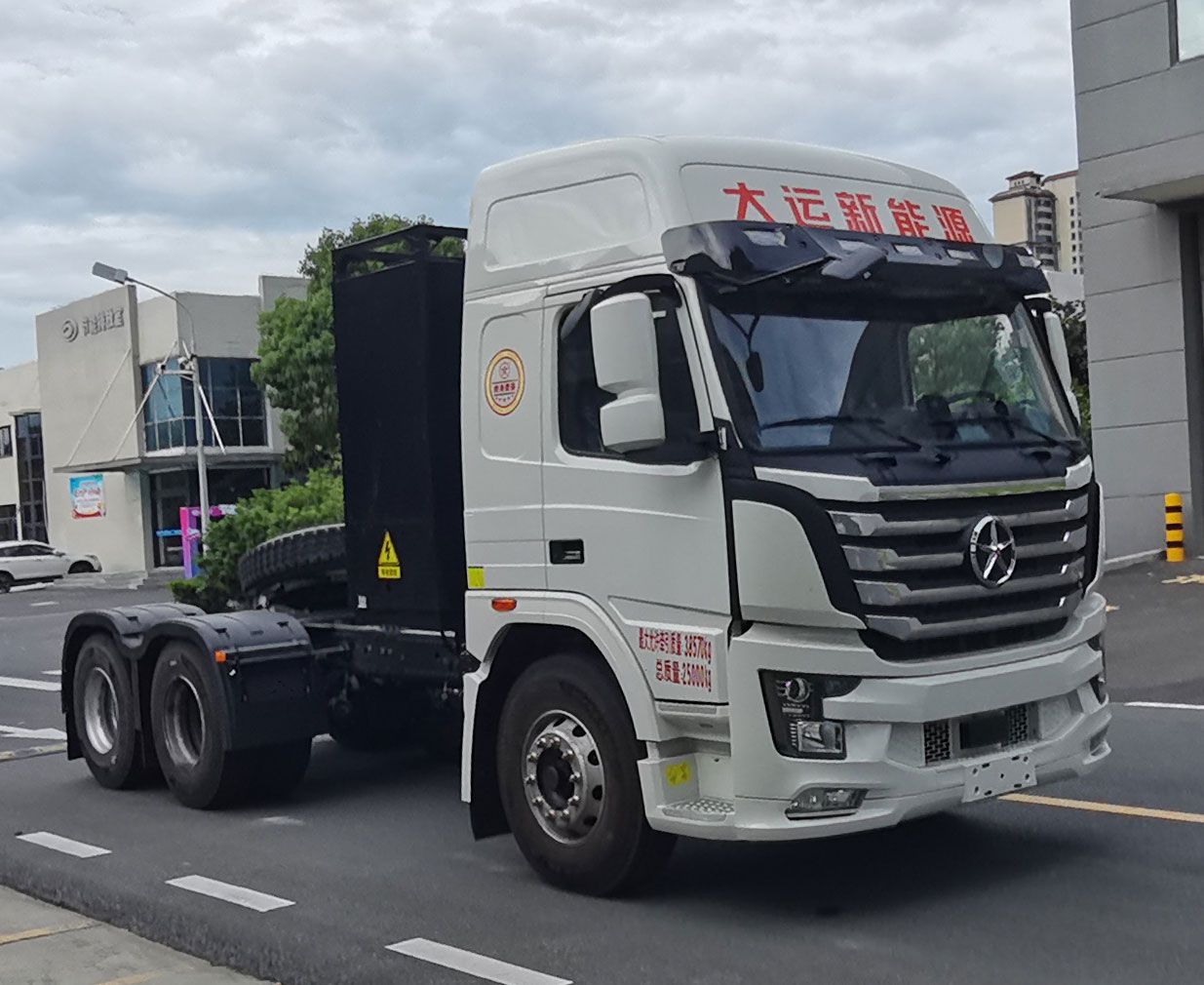 大运牌 571马力 换电式纯电动牵引汽车(DYX4250BEV1Z2)