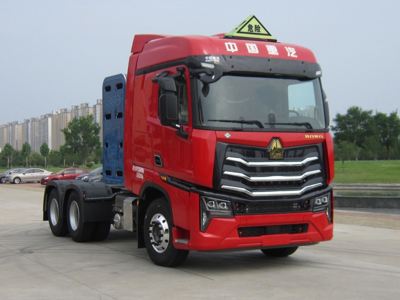 豪沃牌 413马力 危险品牵引汽车(ZZ4257V424KF1CHW)