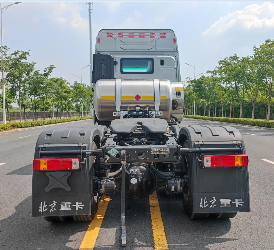 BJ4250G6CP 北京牌471马力后双桥,后八轮LNG国六半挂牵引车图片