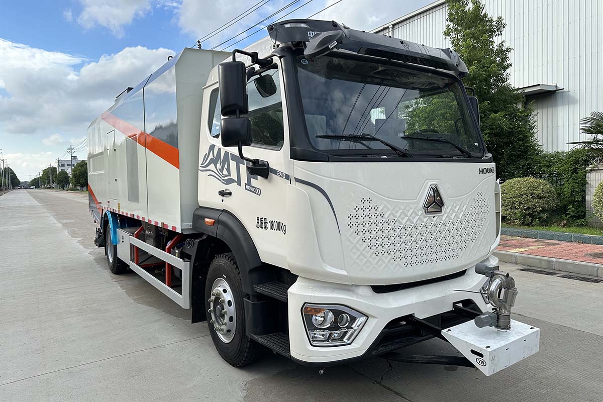 新东日牌YZR5188TXSZD洗扫车