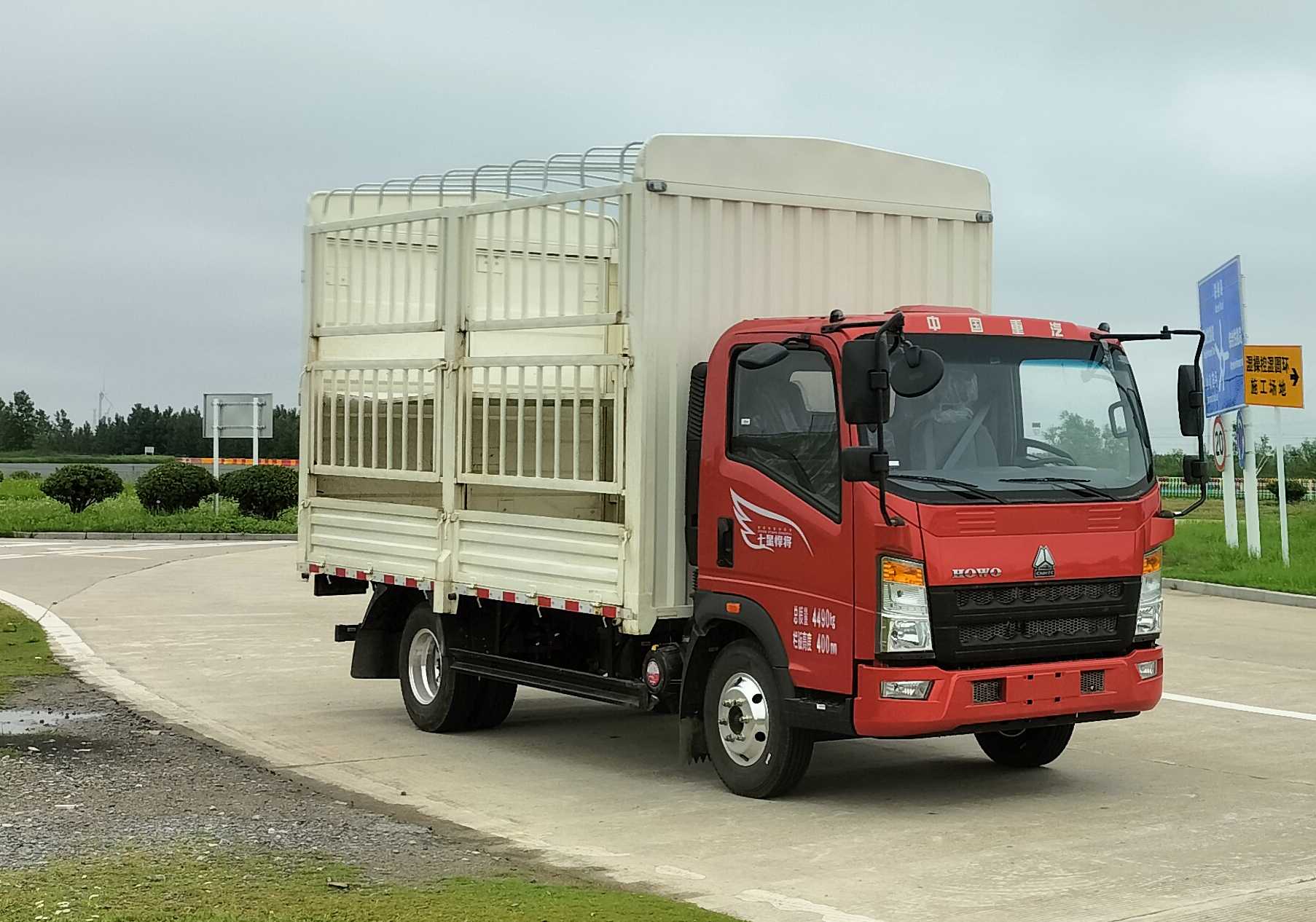 豪沃牌ZZ5047CCYF3215F145仓栅式运输车