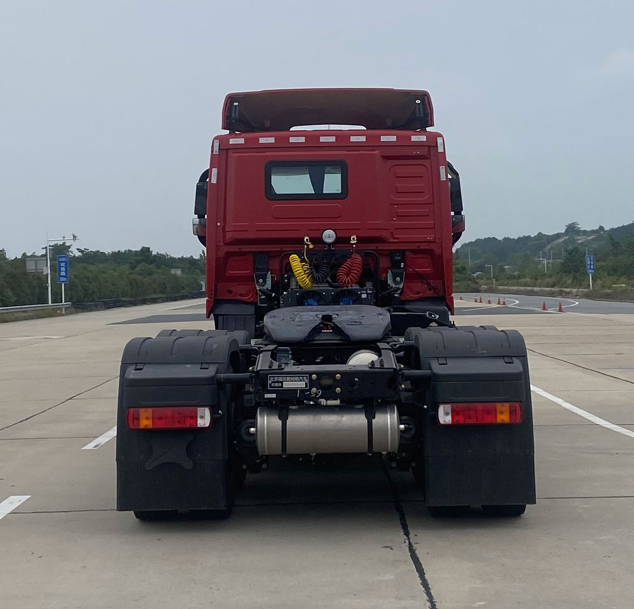 BJ4259EVDPF-01 欧曼牌408马力后双桥,后八轮纯电动换电式纯电动半挂牵引车图片