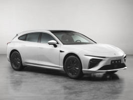 哪吒牌THZ7150SHEVS412型插电式增程混合动力轿车