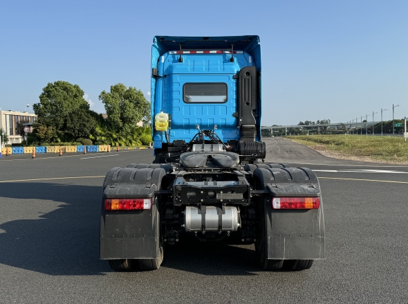 JHC4251GM6R1 远程牌540马力后双桥,后八轮甲醇国六甲醇牵引汽车图片