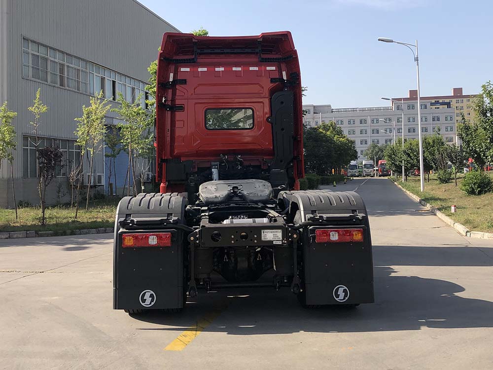 SX4259XDLQ1 陕汽牌579马力前四后四(小三轴)柴油国六牵引汽车图片