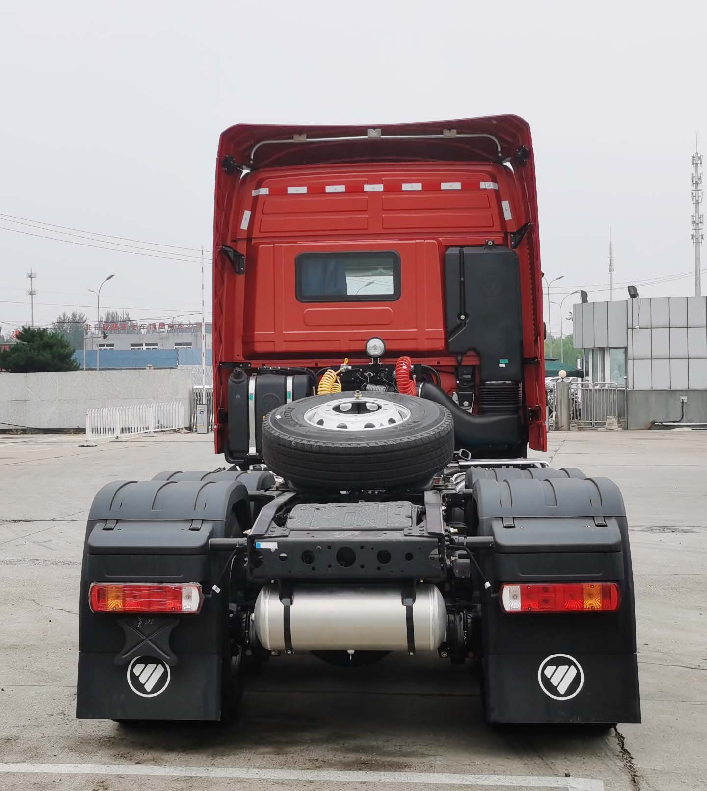 BJ4259Y6DHL-26 欧曼牌471马力后双桥,后八轮柴油国六半挂牵引车图片