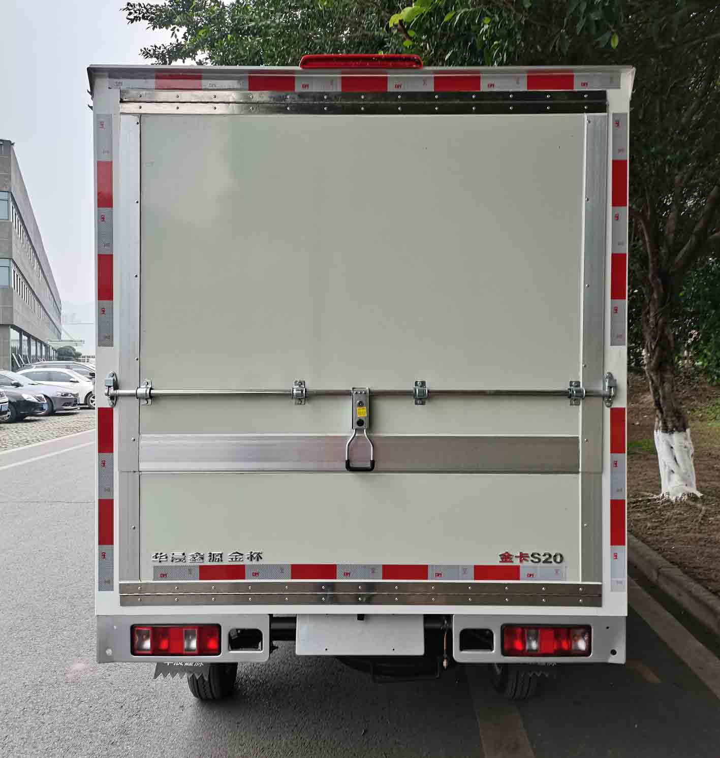 金杯牌JKC5032XYKD6L1翼開(kāi)啟廂式車公告圖片