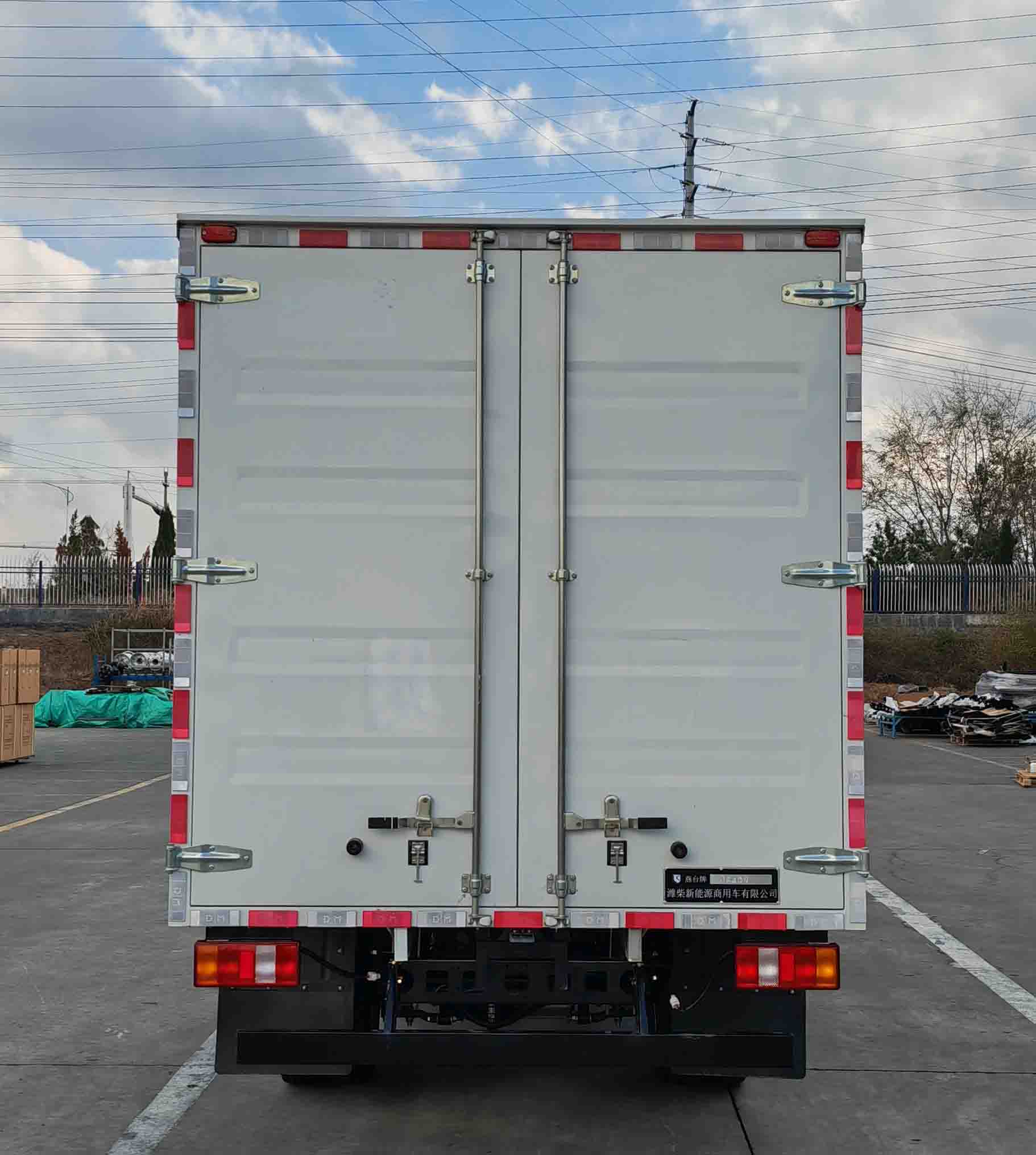 燕臺牌YTQ5042XXYVDEV331純電動廂式運(yùn)輸車公告圖片