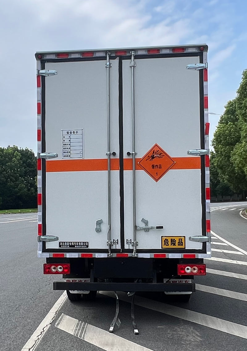 鼎宸騰興牌DCZ5045XQYBJ6爆破器材運(yùn)輸車公告圖片