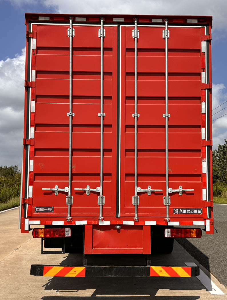 解放牌CA5252XXYP25K2L7T1E6A80廂式運(yùn)輸車(chē)公告圖片