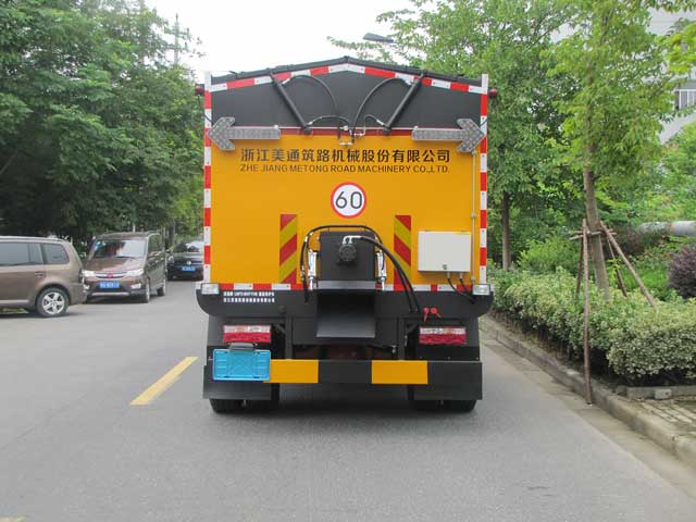 路面养护车图片
