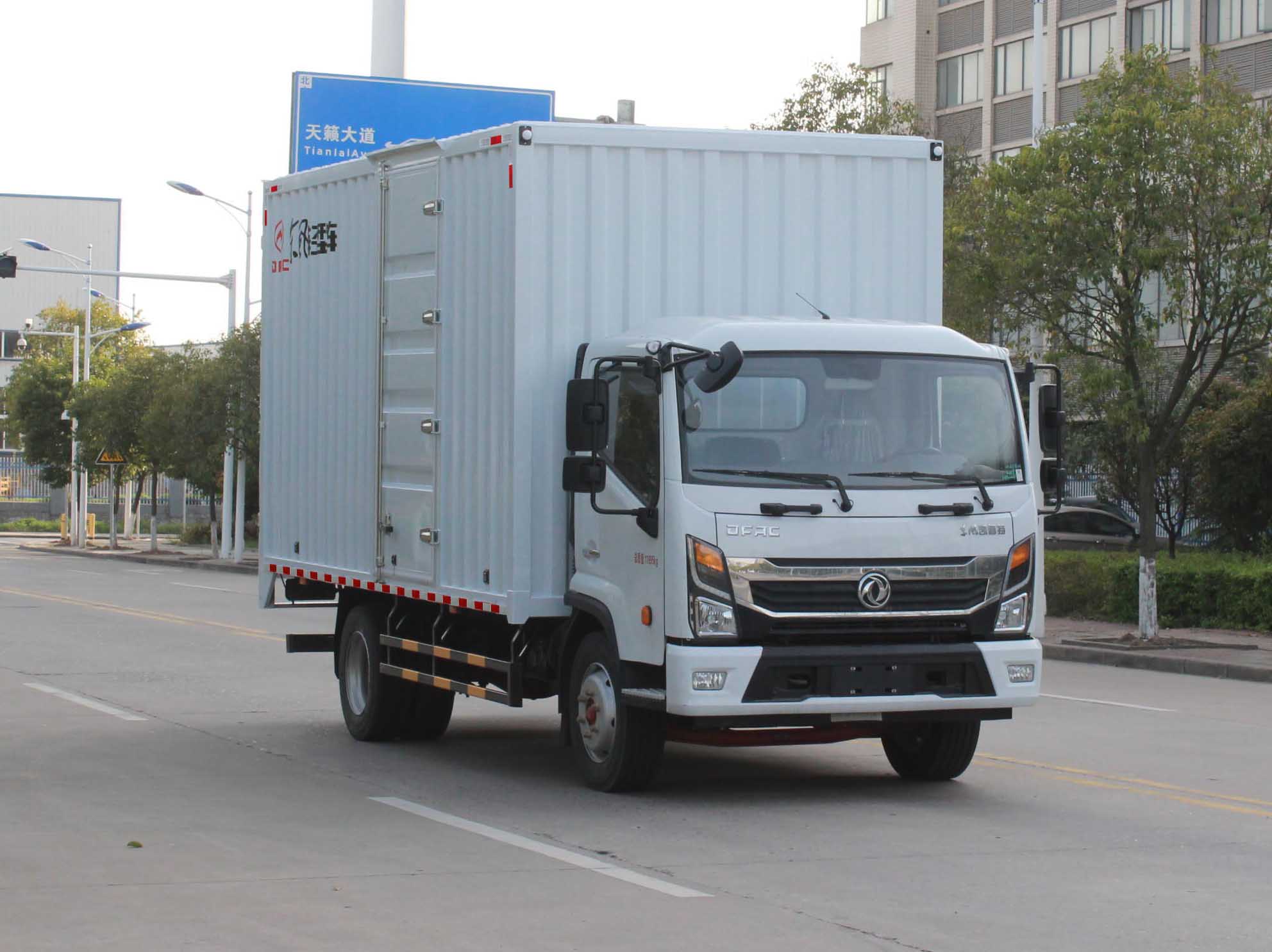 东风牌EQ5120XXY8TDCAC厢式运输车