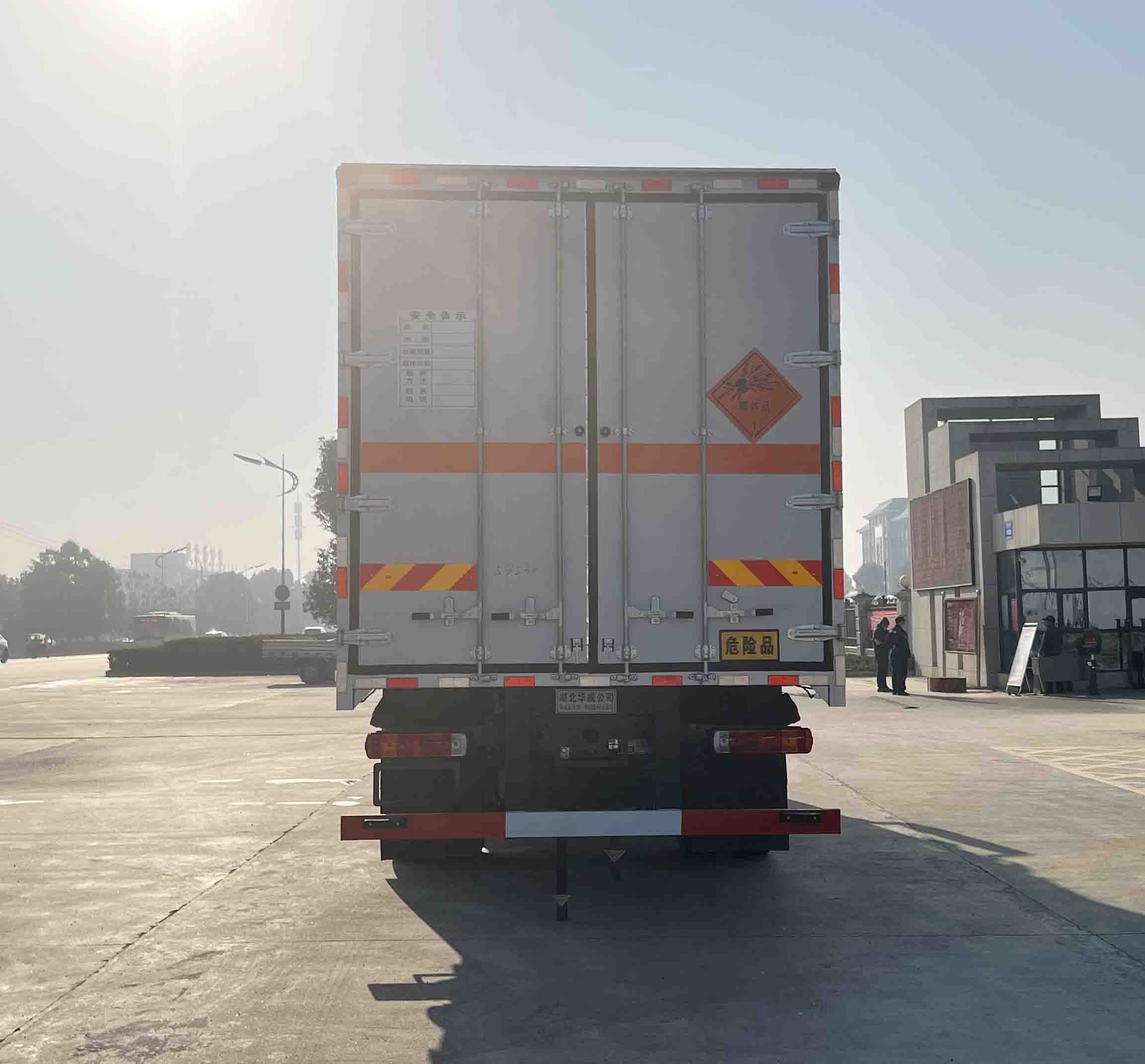 華威馳樂牌SGZ5180XQYZZ6爆破器材運輸車公告圖片