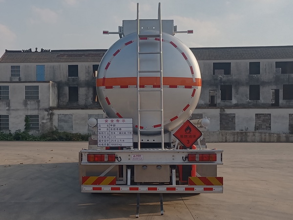 易燃液体罐式运输车图片
