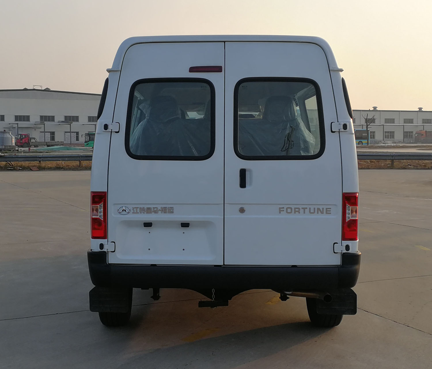 多用途乘用车图片