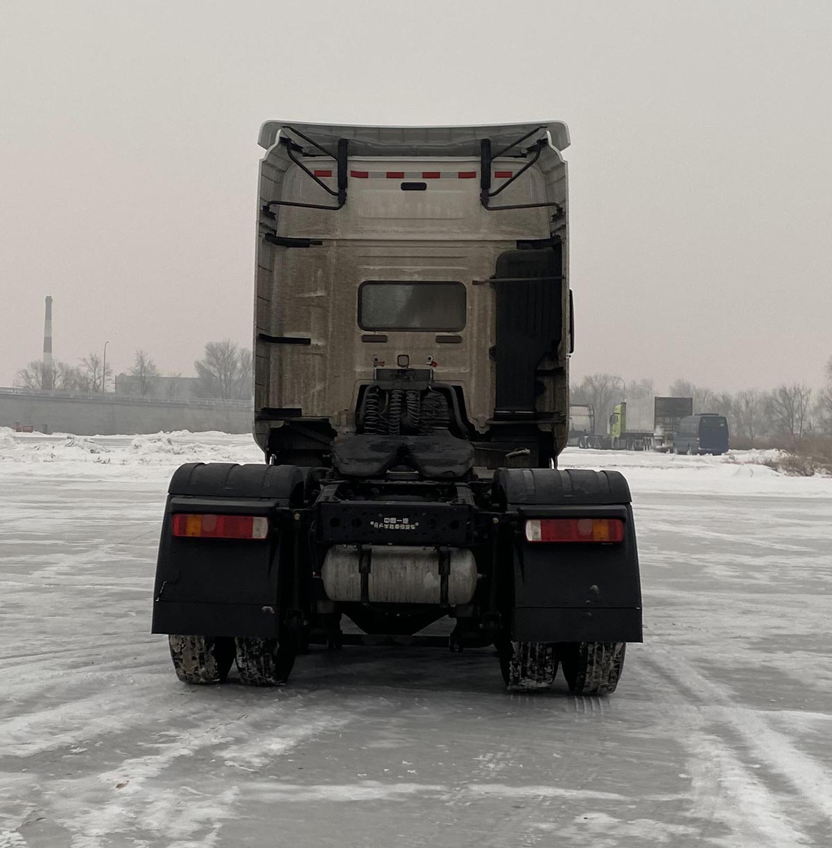 解放牌CA4250P77K25T1A2E6平头柴油半挂牵引车公告图片