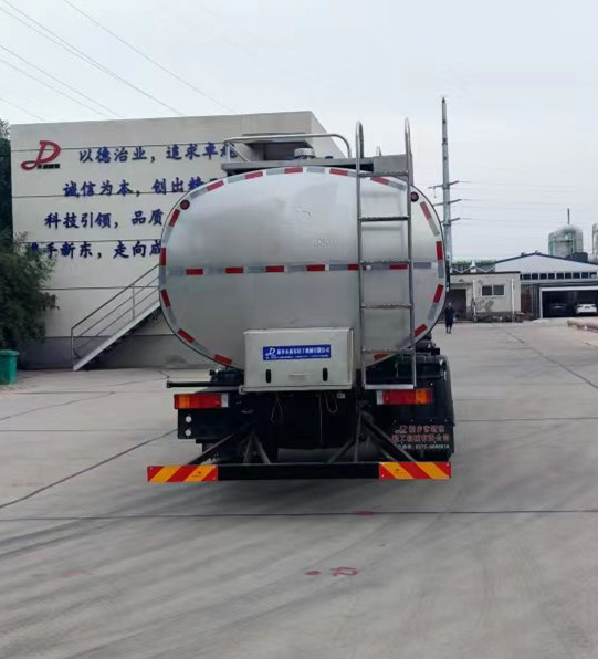 鲜奶运输车图片