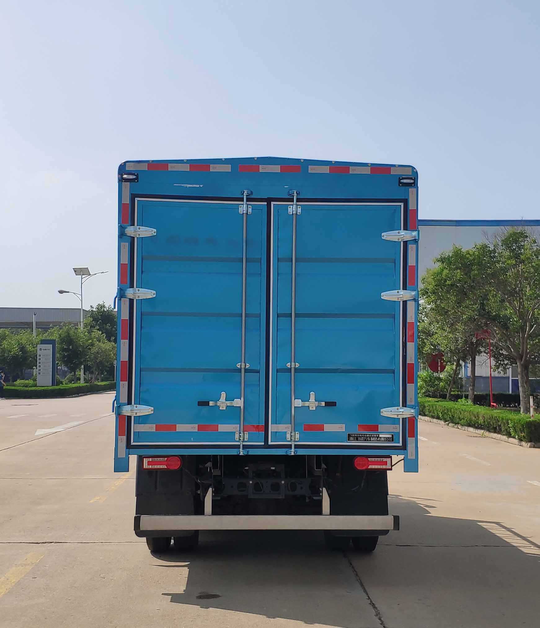 飛碟牌FD5041CCYW68BEV-1純電動(dòng)倉(cāng)柵式運(yùn)輸車公告圖片