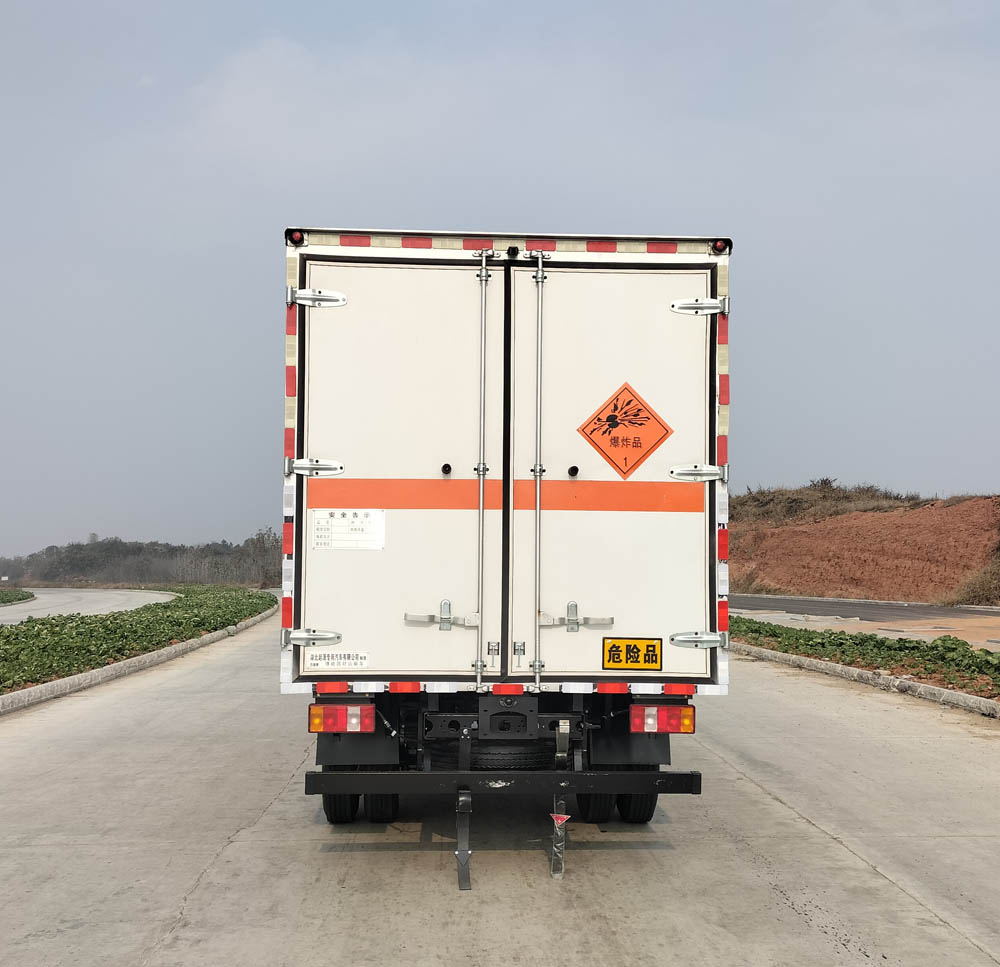 百捷牌QYY5040XQYZZ6爆破器材運(yùn)輸車公告圖片