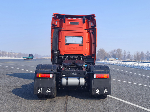 解放牌CA4250P66K24T1AE6平头柴油半挂牵引车公告图片