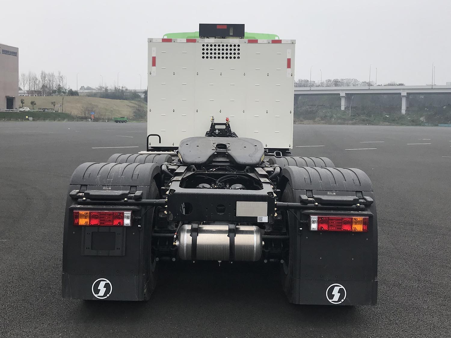 陕汽牌SX4257MF4XBEVC1纯电动牵引汽车公告图片