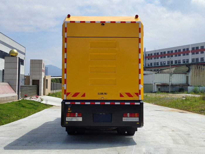 龍吸水牌FLG5230TPS136Z大流量排水搶險(xiǎn)車公告圖片