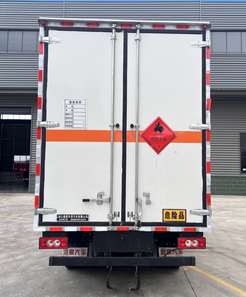 鼎宸腾兴牌DCZ5045XRYBJ6易燃液体厢式运输车公告图片