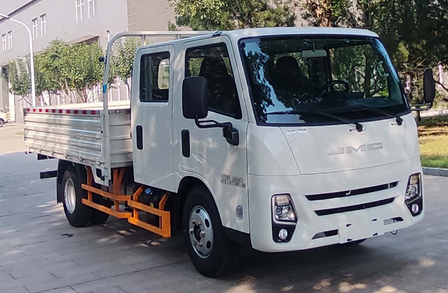 江铃牌 136马力 载货汽车(JX1041TSGK26)