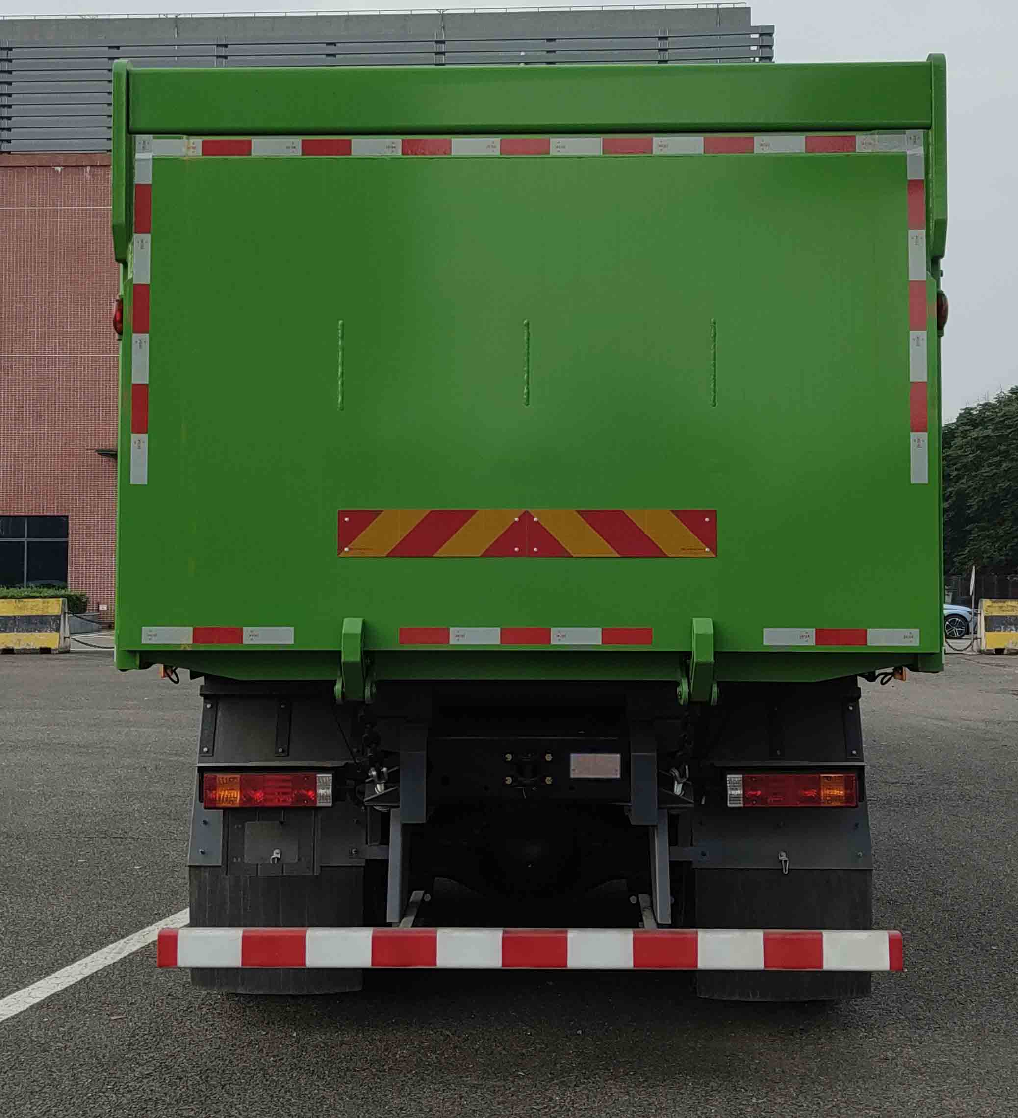 陕汽牌SX3317MF506XBEV6纯电动自卸汽车公告图片