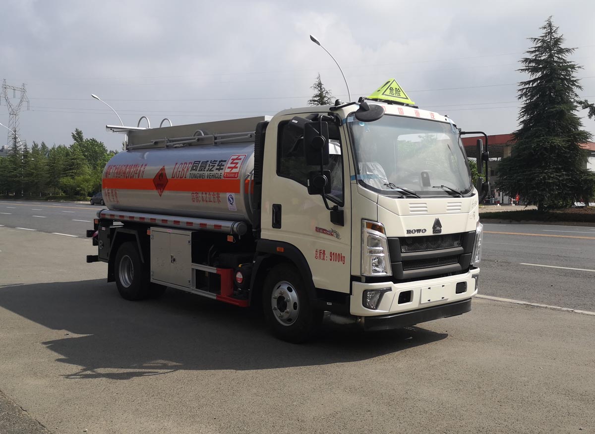 专威牌HTW5097GYYZZ6C运油车