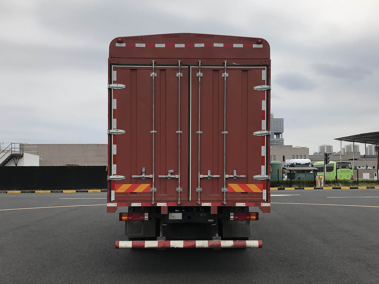 陜汽牌SX5189CCYLA501Q1-V倉柵式運(yùn)輸車公告圖片