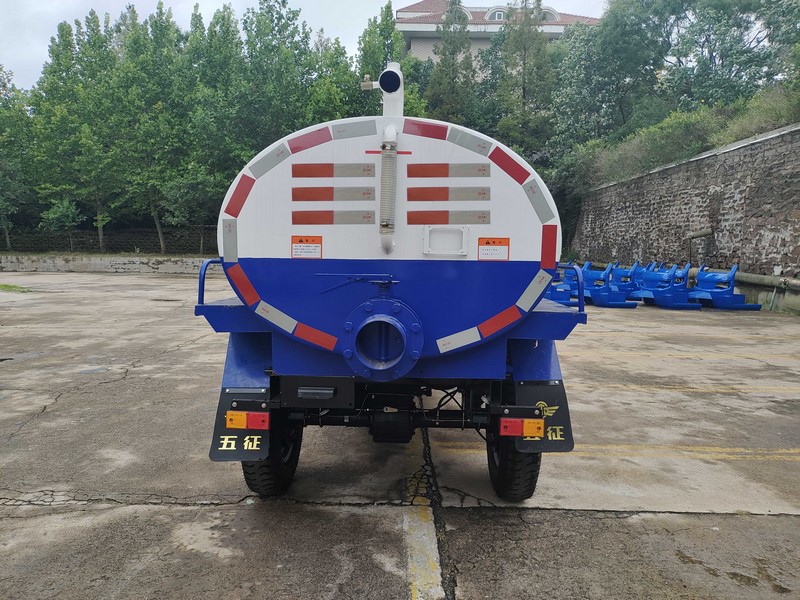 7YP-14100G1N4 五征牌21马力单桥柴油罐式三轮汽车图片
